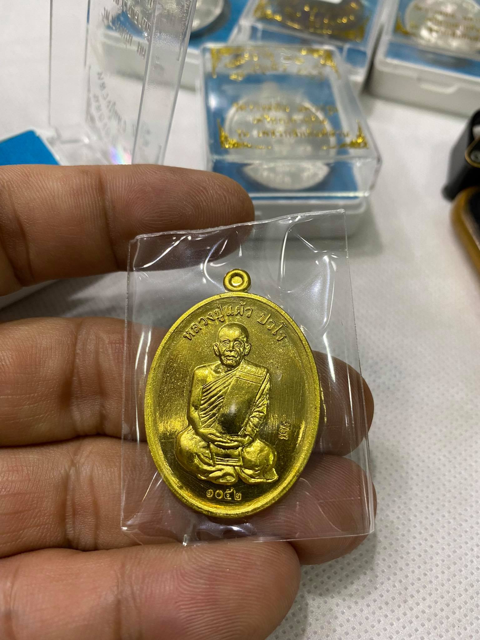 เพชรกลับยันต์สวน เนื้อทองฝาบาตร เลขมงคล1052 หลวงปู่แผ้วปวโร