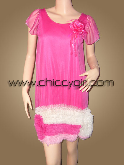 ชุดราตรีแบบมีแขนสั้น แต่งจีบพรมที่ชาย สีชมพูช็อกกิ้งพิ้งค์
