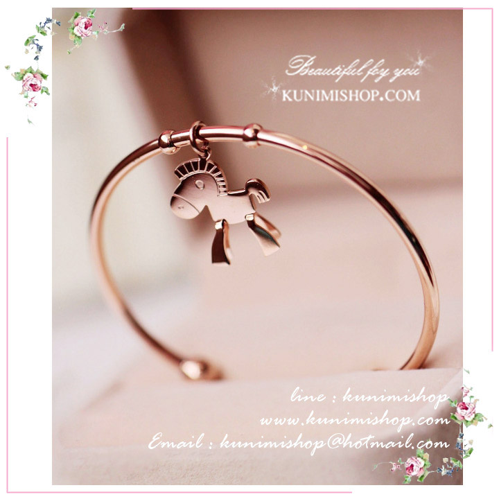  กำไลข้อมือ สีทอง มาพร้อมจี้รูปม้า ของจริง สวยน่ารักมากคะ ใส่ได้ทุกโอกาสคะ เป็นของขวัญก็ดูดีคะ ขนาด : เส้นผ่าศูนย์กลาง 5 cm. 