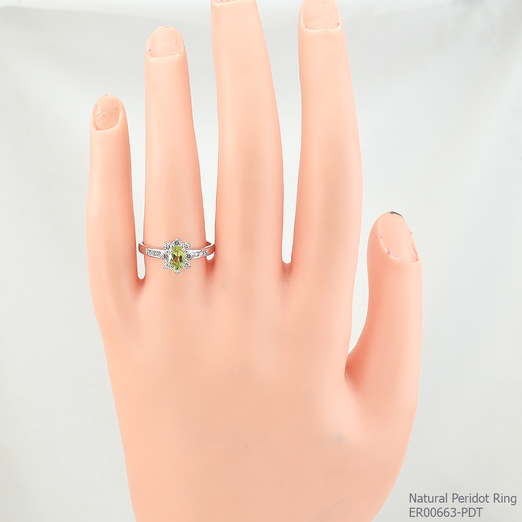 SKJewelryfactory แหวนเงินแท้ ฝังพลอยเพอริดอทแท้ ประดับด้วยเพฃร สไตล์ดอกไม้ ER00663-PDT