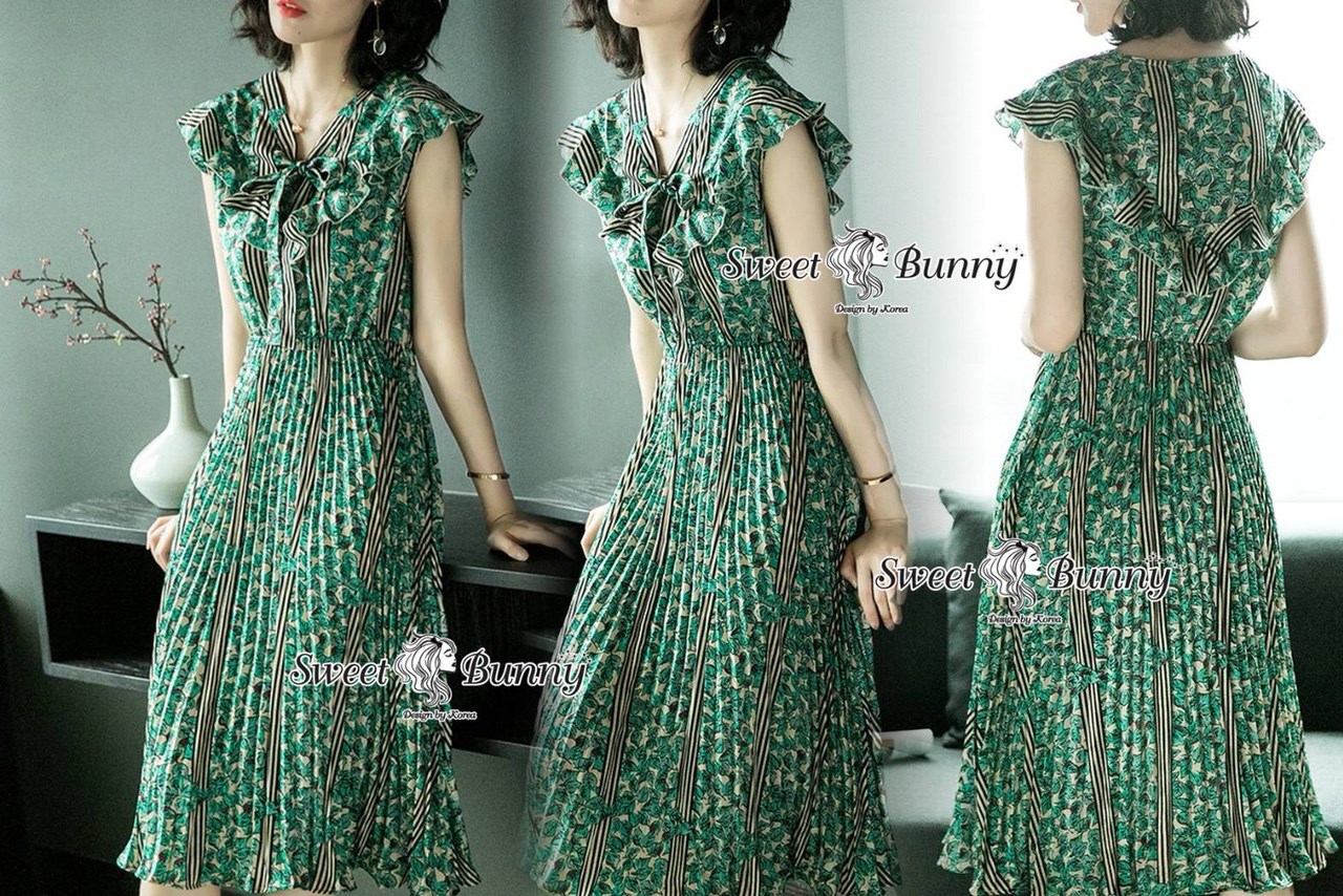 เสื้อผ้าเกาหลี พร้อมส่ง เสื้อ กับ กางเกง ผ้าพื้นสีครีมพิมพ์ลายใบไม้