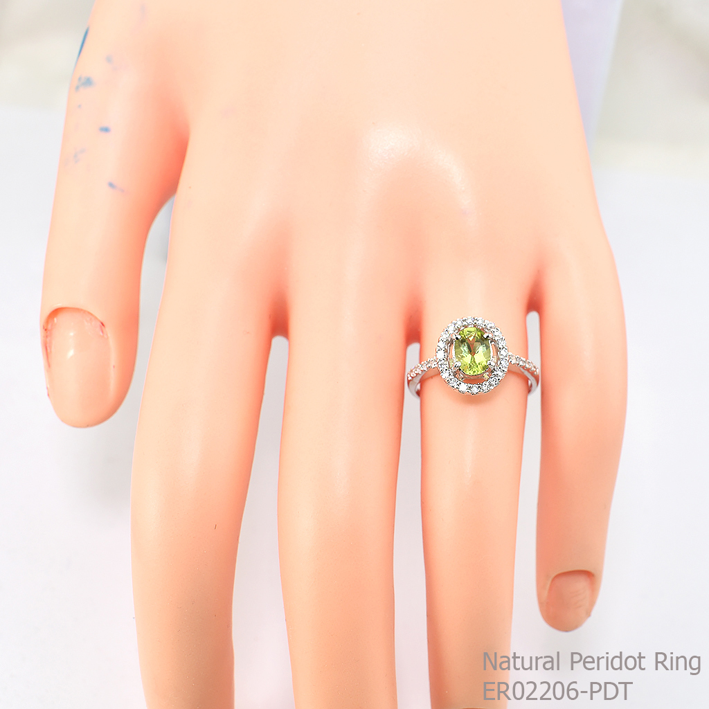 SKJewelryfactory แหวนเงินแท้ 92.5% ฝังพลอยเพอริดอทแท้ ล้อมเพชร ER02206-PDT