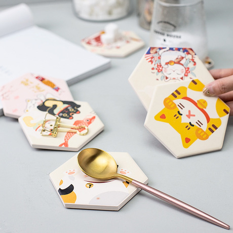 Pre-Order ที่รองแก้ว หินรองแก้วซับน้ำ Diatomite น้ำไม่เลอะโต๊ะ ทรงหกเหลี่ยม ลาย Maneki