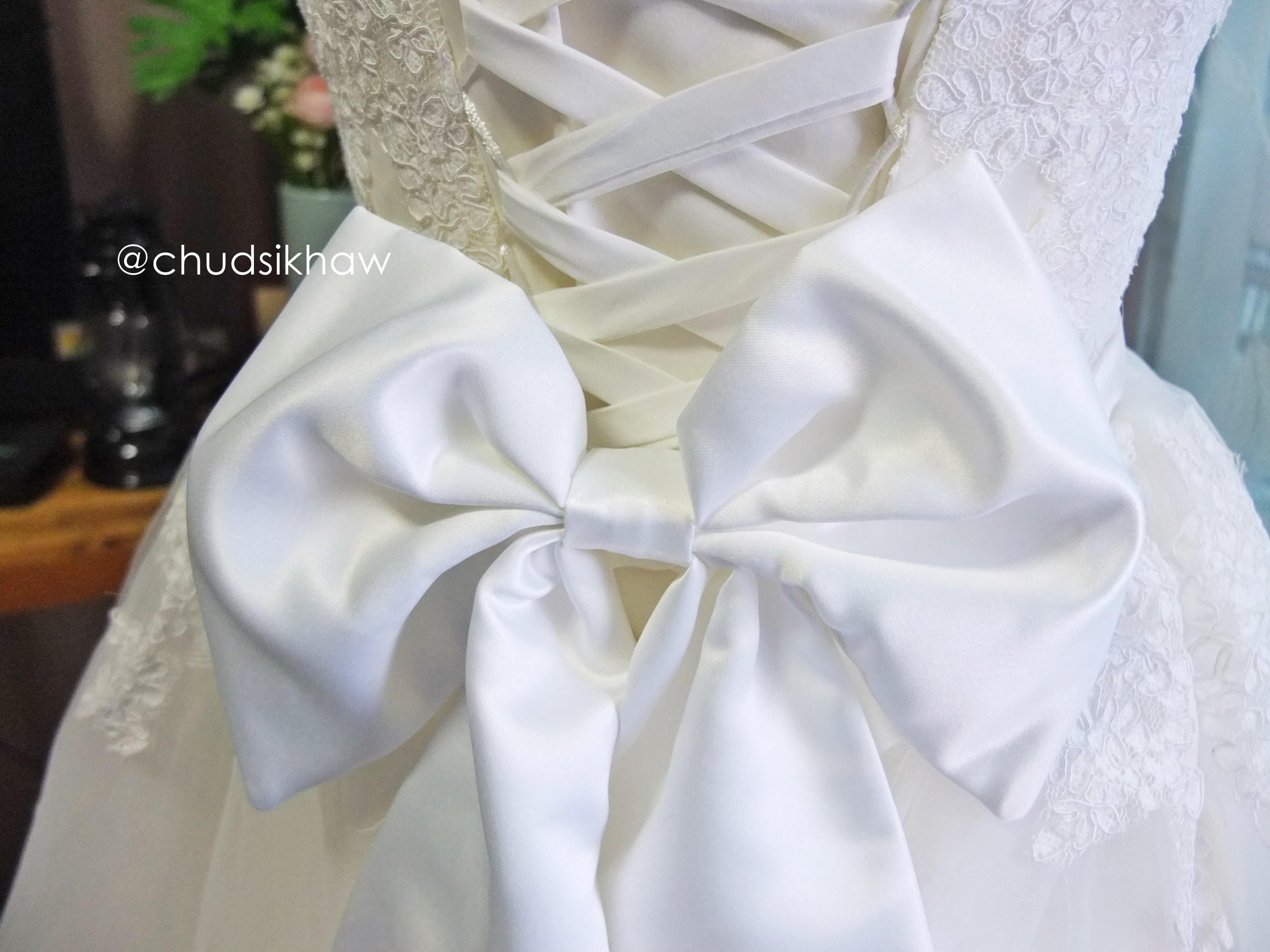 โบว์ติดชุดเจ้าสาว ด้านหลังติดเข็มกลัดซ่อนปลาย ใช้ง่าย สีขาวนวล