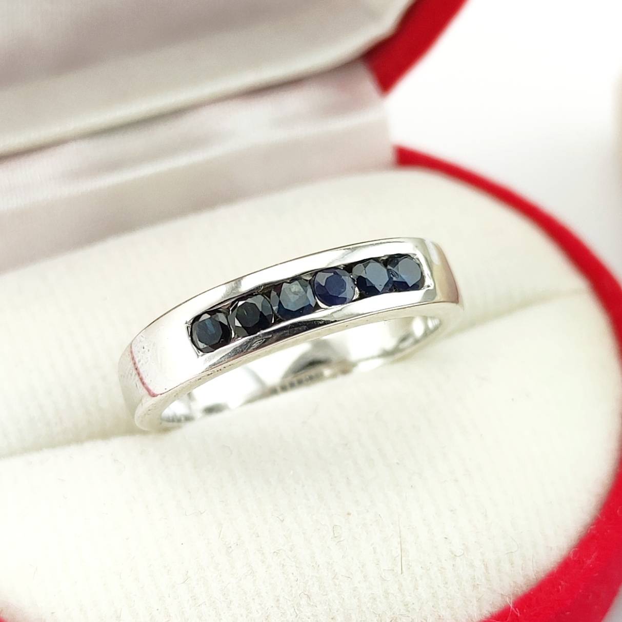 SKJewelryFactory แหวนเเถวพลอยไพลินแท้ เสริมความมั่นคง ความแน่วเเน่ ER00807-BSA