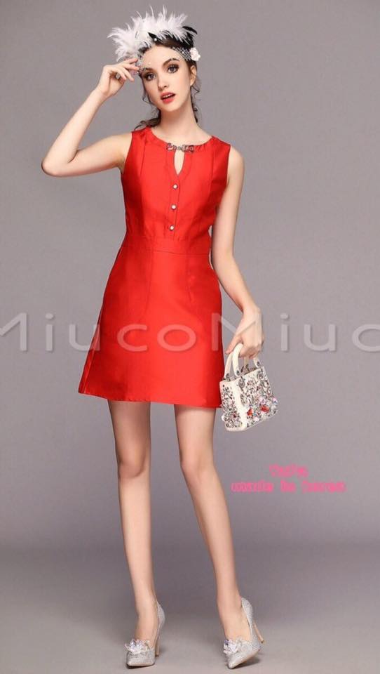 พร้อมส่ง ผ้าไหมเงาพื้นสีแดงเงา กระดุมมุก