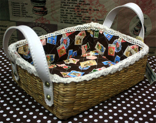 ชิ้นงานดิบ ผักตบชวา ทำ Decoupage งานเพนท์ ตระกร้าทรงผืนผ้าเตี้ยหูหนัง บุผ้าวินเทจตีตาราง ติดลูกไม้วินเทจ โทนสีน้ำตาล