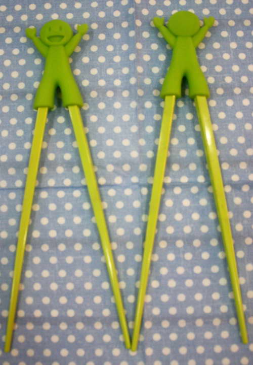 ตะเกียบ 2 ข้าง ยึดติดกันด้วยตุ๊กตาซิลิโคน สีเขียว 1ชุด มี 2 คู๋ค่ะ