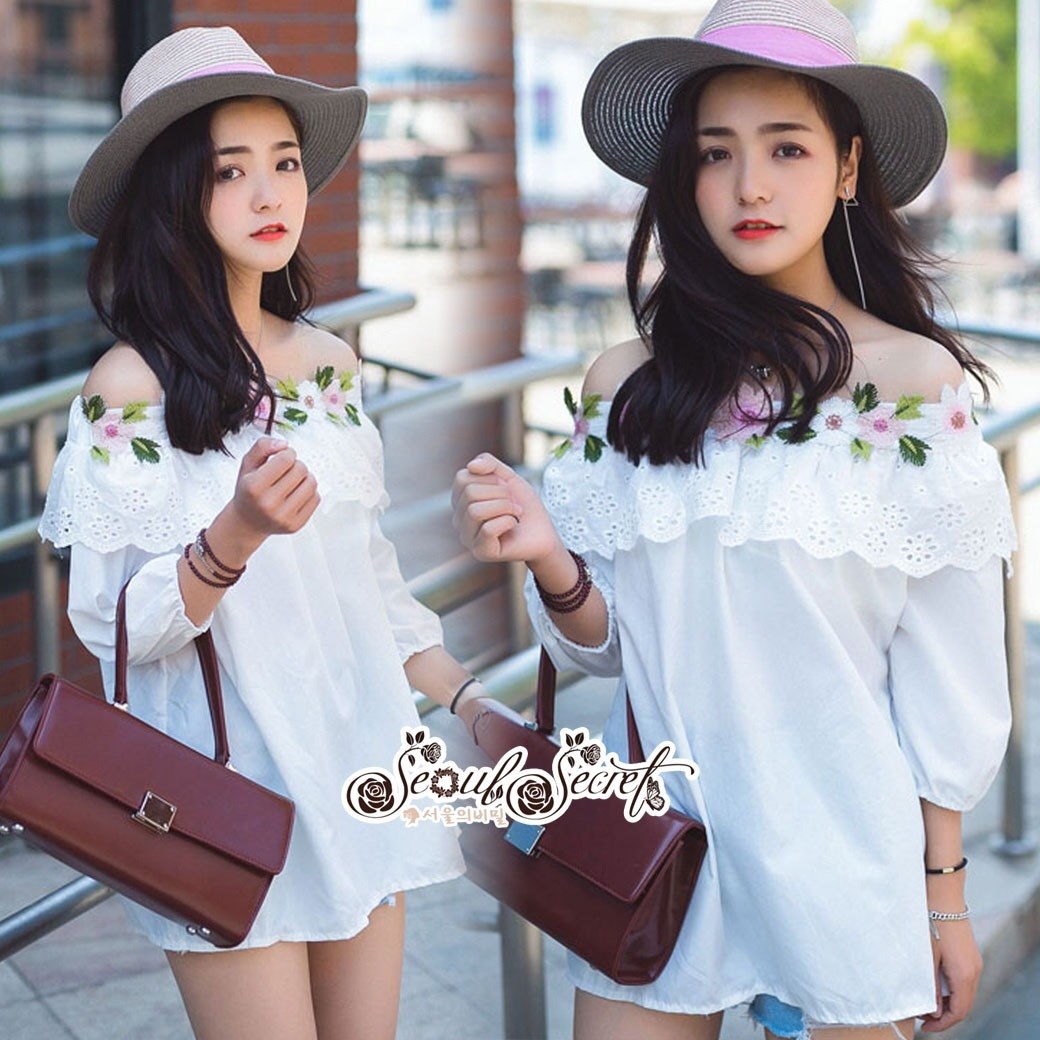 เสื้อเกาหลี พร้อมส่ง เสื้อทรงเปิดไหล่ แขนสม็อค