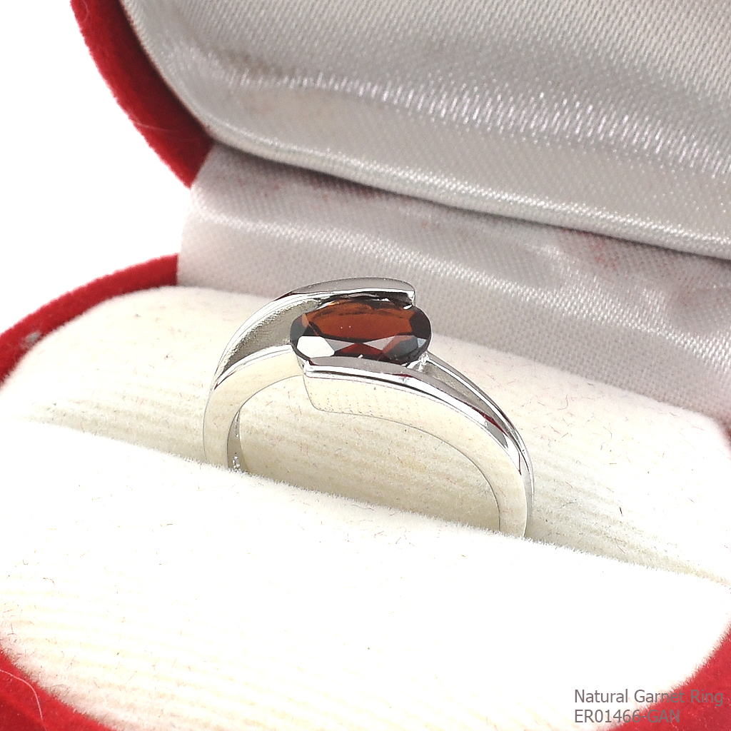 SKJewelryfactory แหวนพลอยเม็ดเดี่ยว เงินแท้ 92.5% ฝังพลอยโกเมนแท้ ER01466-GAN