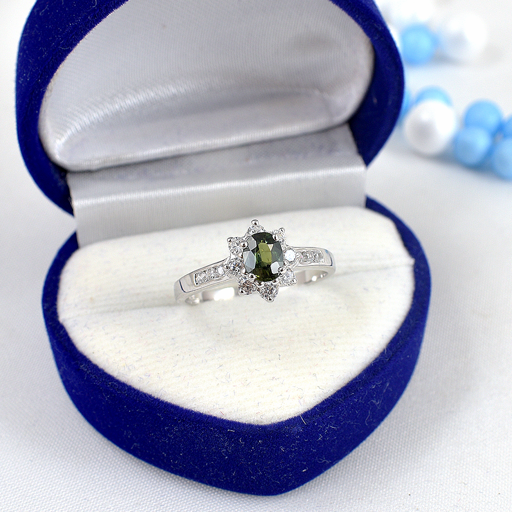 SKJewelryFactory แหวนพลอยแท้ พลอยจันทบุรี แหวนเงินแท้ 92.5% ฝังพลอยเขียวส่องแท้ ER00663-GSA2