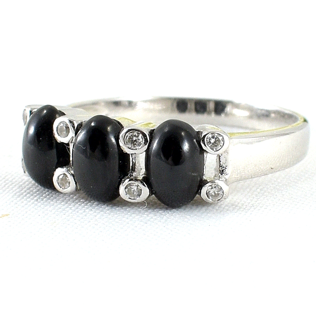 SKJewelryFactory แหวนพลอยนิลแท้ เจียรนัยแบบหลังเบี้ย แหวนพลอยเรียง 3 เม็ด ER00346-ONC