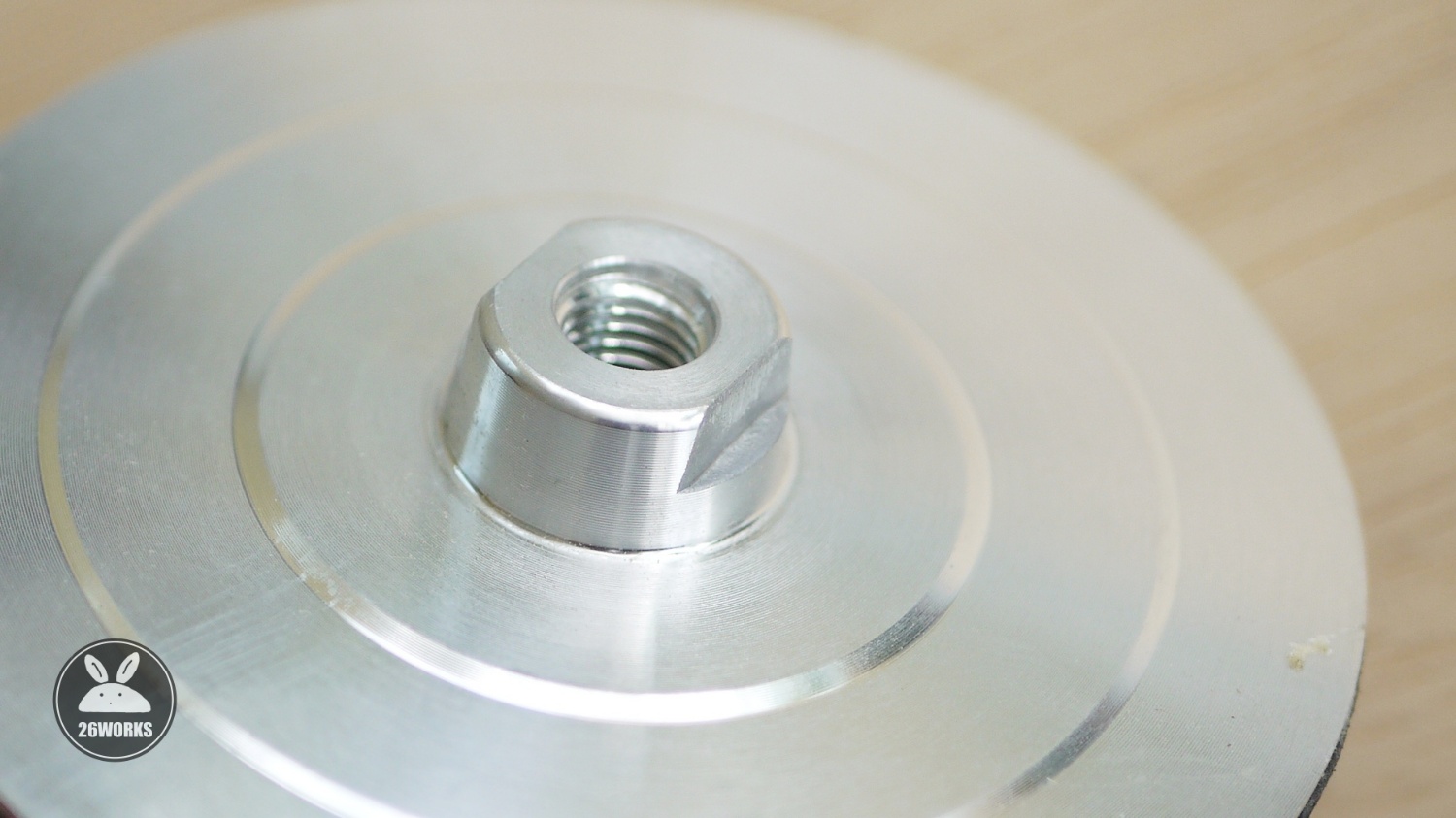 จานอลูมิเนียมจับกระดาษทรายกลม 4 นิ้ว โฟมบาง M10x1.5