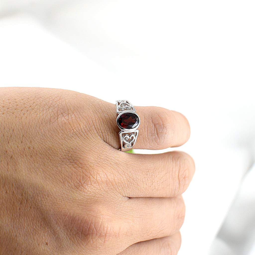 SKJewelryFactory แหวนโกเมนแท้ สไตล์แหวนเม็ดเดี่ยว ดีไซน์เรียบๆ ด้านข้างฉลุลายรูปหัวใจ ER01746-GAN