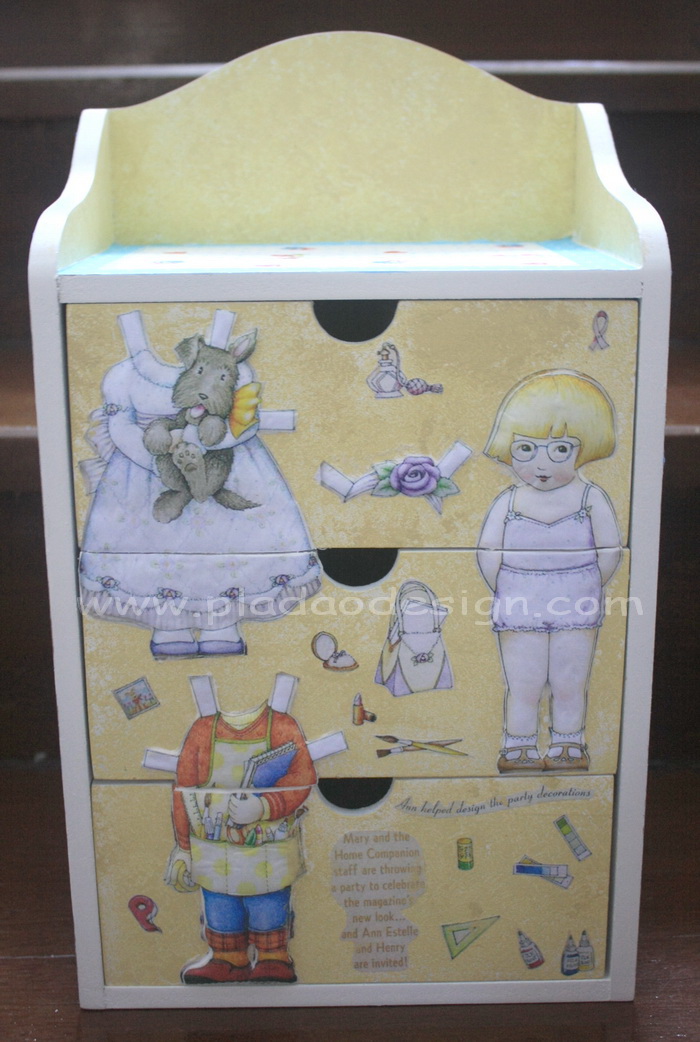 ตู้เครื่องแป้ง ลิ้นชัก 3 ชั้น ทำลายนูน3D Paperdoll แต่งตัวตุ๊กตา ศิลปินสาวแว่น โทนสีเหลือง