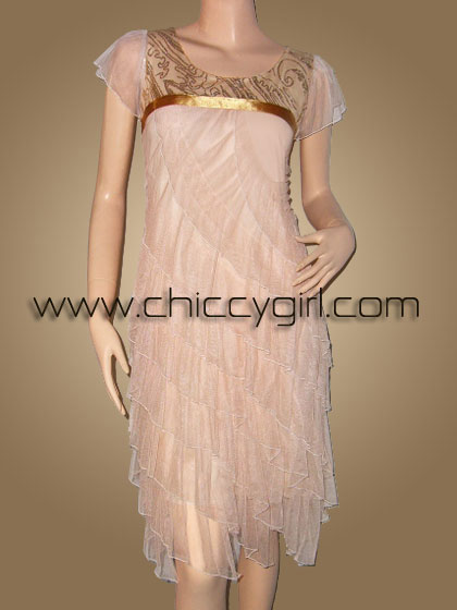 ชุดราตรีแต่งอกระบายเฉียงหลายชั้น แขนสั้น สีเบจทอง น่ารักและพรางหน้าท้องได้ดีมาก