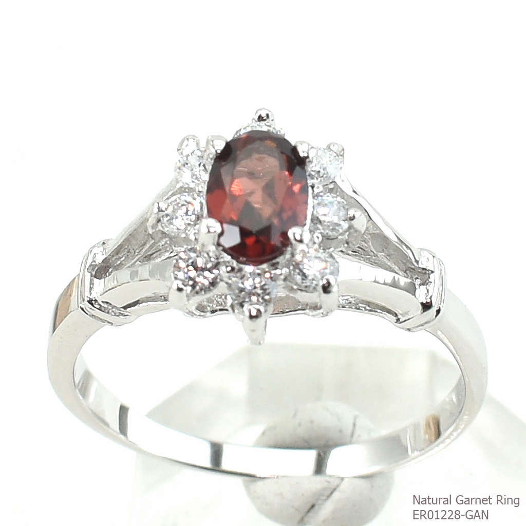 SKJewelryFactory แหวนโกเมนแท้ แหวนพลอยแท้ล้อมเพชร ตัวเรือนเงินแท้ ER01228-GAN