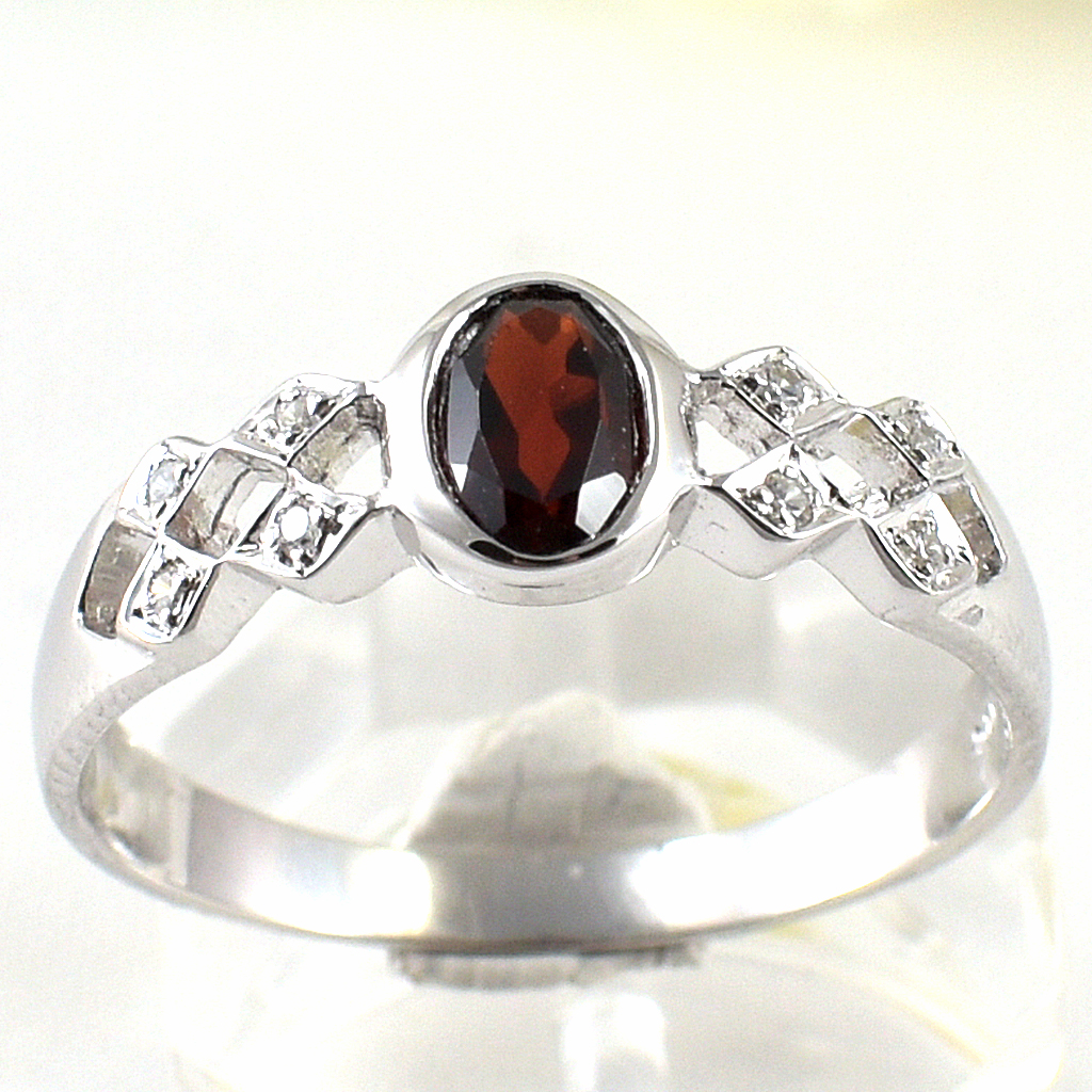 SKJewelryFactory แหวนพลอยโกเมนแท้ ทรงผู้หญิง แซมเพชรด้านข้าง ดีไซน์สี่เหลี่ยมข้าวหลามตัดมุม ER01402-GAN