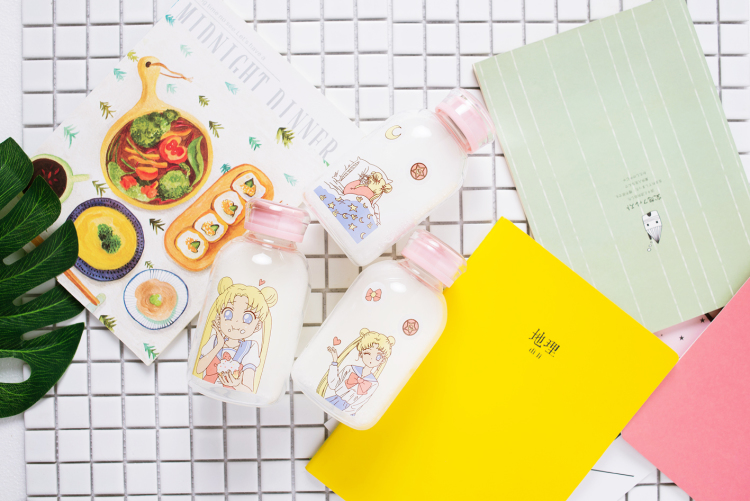 Pre-Order ขวดใส่น้ำ ใส่นม Sailor Moon มีฝาปิด กับฝาหลอด มี 2 ขนาด 450 / 750 ml. มี 3 ลาย