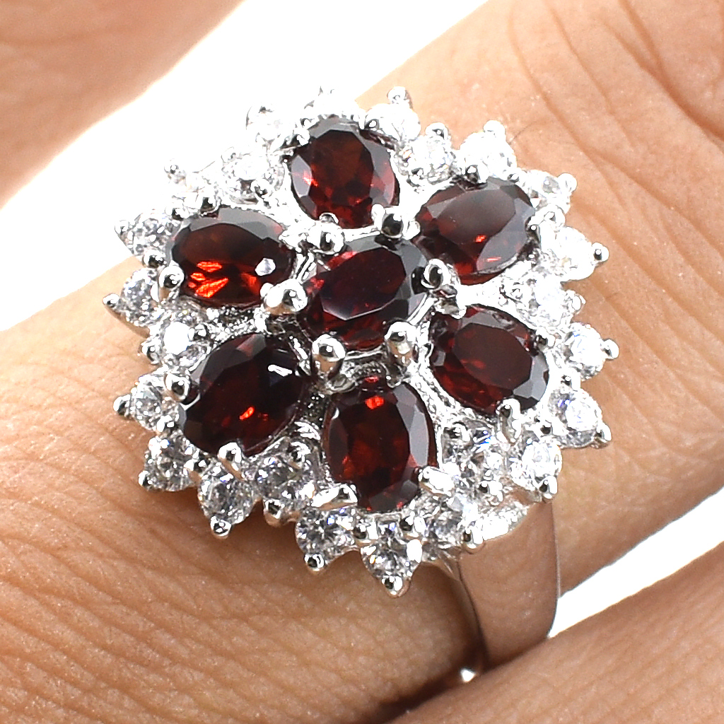 SKJewelryFactory แหวนดอกไม้พลลอยโกเมนแท้ ล้อมเพชร ตัวเรือนเงินแท้ 92.5% ER01004-GAN