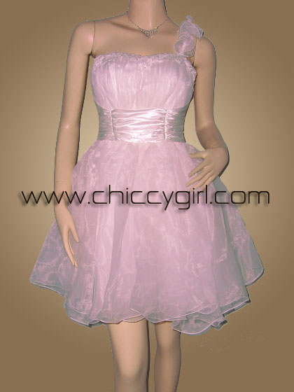 ชุดแต่งงานสั้นเกาะอกไหล่ข้างเดียวสีชมพูกระโปรงพองๆ ขอบอกปักเลื่อมและมุก เอวจับจีบผ้าเงามัน วิจิตรสวยหรูมาก