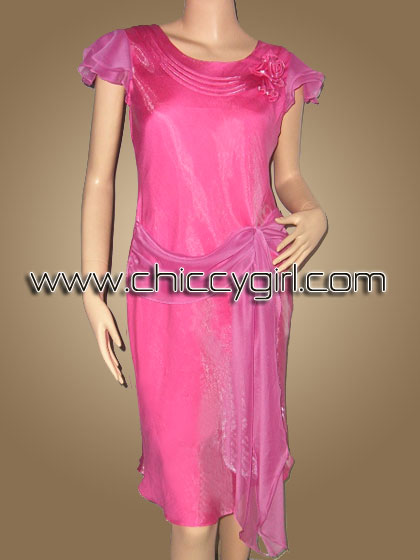 ชุดราตรีผ้าซิลค์ชีฟองสีชมพูสด มีแขน 2 ชั้น แต่งเส้นกุ๊นห้อยประดับดอกไม้ที่อก แต่งผ้าห้อยระย้าที่เอว แบบเก๋ไก๋ สวยหรู ดูดี ใส่สบาย ไซด์ L