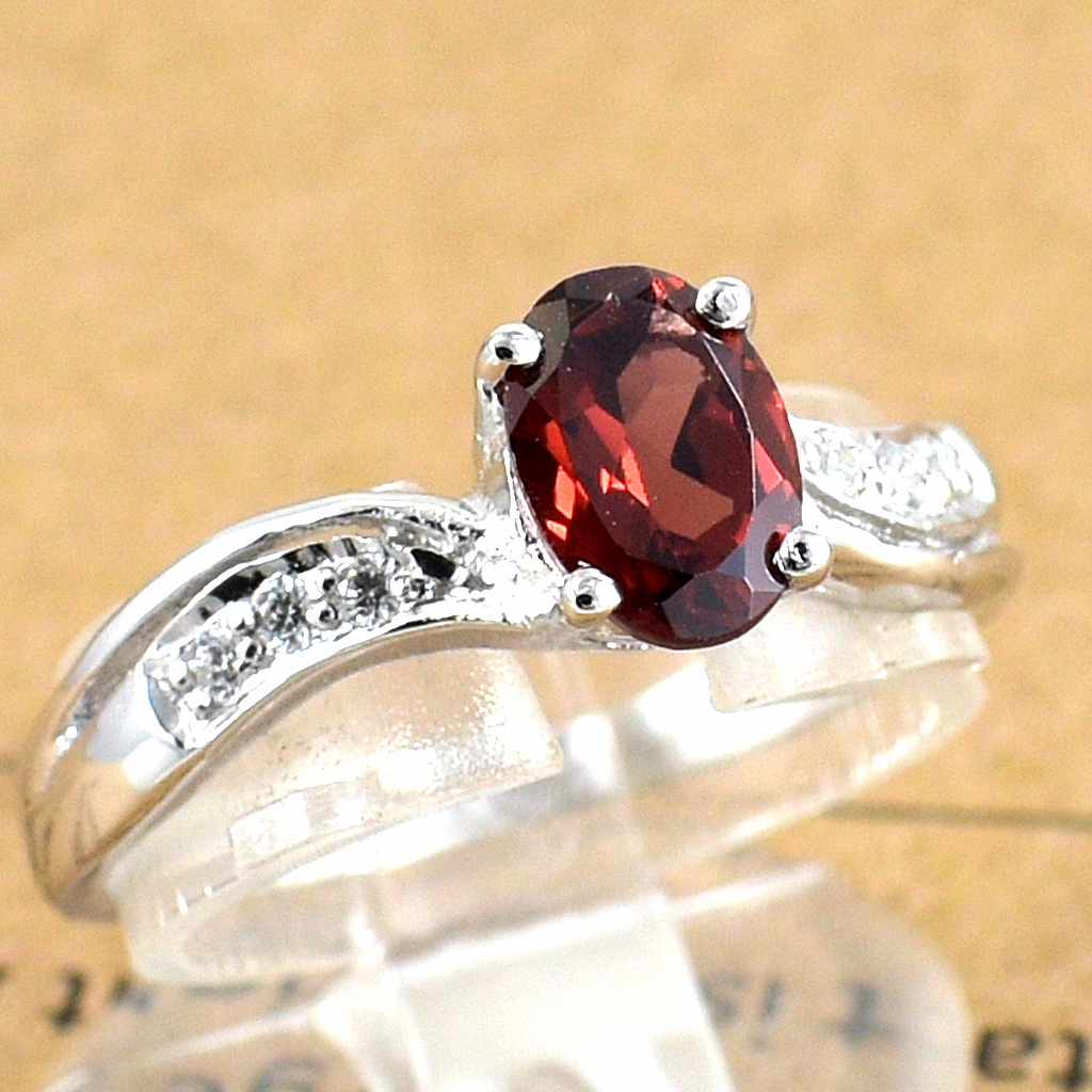 SKJewelryFactory แหวนพลอยโกเมนแท้ ขนาดพลอย 7x5 มิล ขนาดกำลังพอดีนิ้ว ไม่เล็กหรือใหญ่เกินไป ER01555-GAN