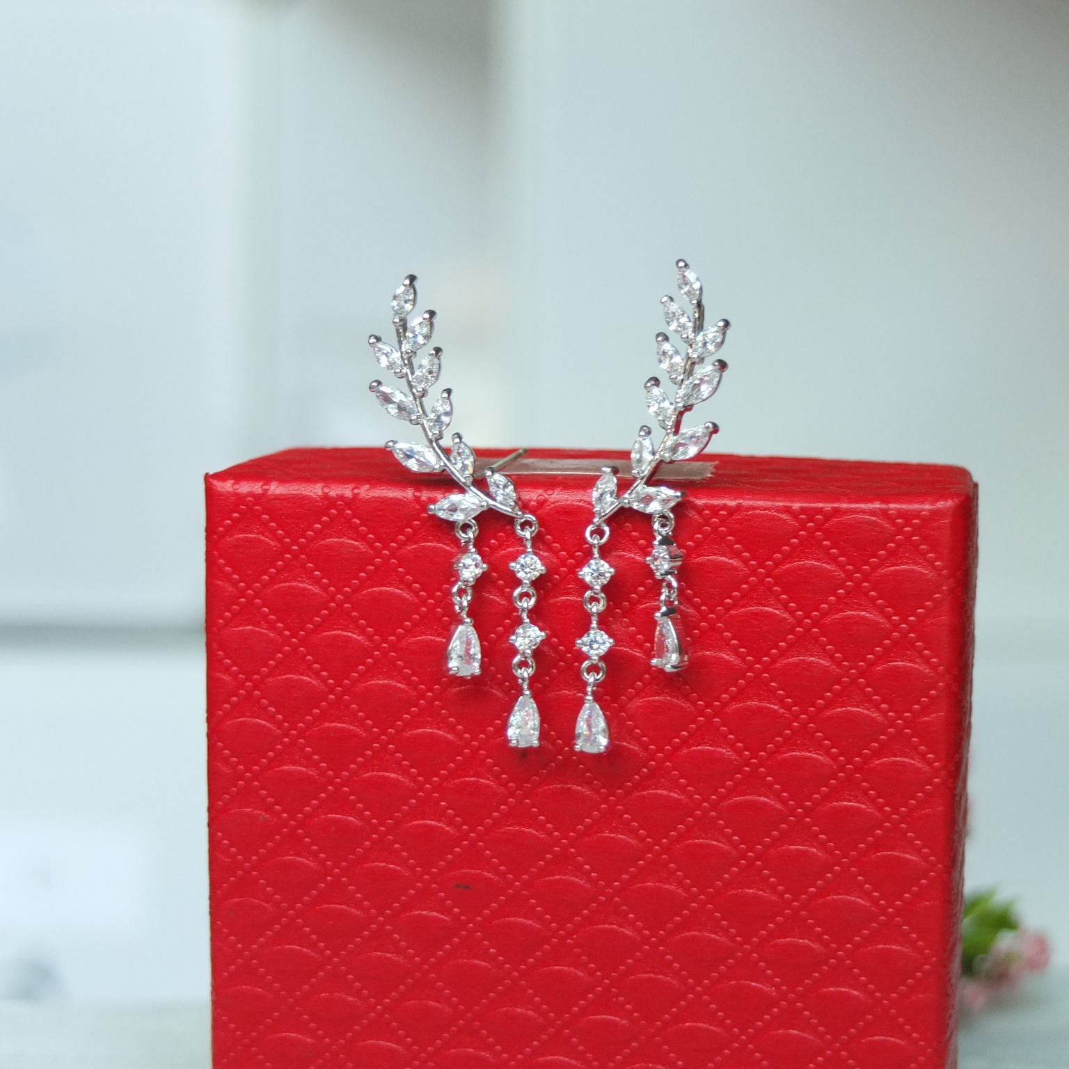 ต่างหูหลายแบบน่ารัก เล่นไฟ มุกแวววาว สวย ราคา 190 - 350 บาท