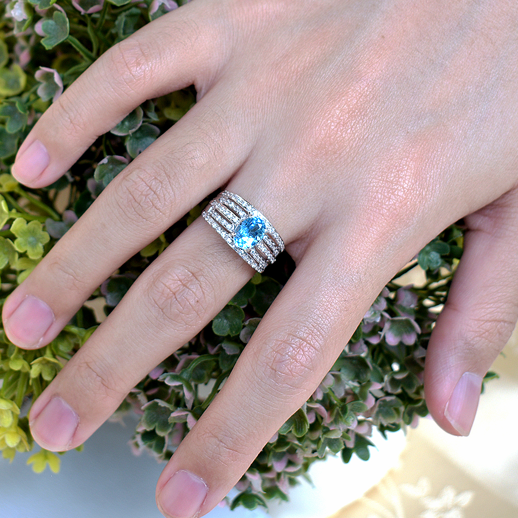 SKJewelryfactory แหวนเงินแท้ 92.5% ฝังพลอยสวิสบลูโทปาซแท้ สีฟ้าฉ่ำ สไตล์หรูหรา ER00919-SBT