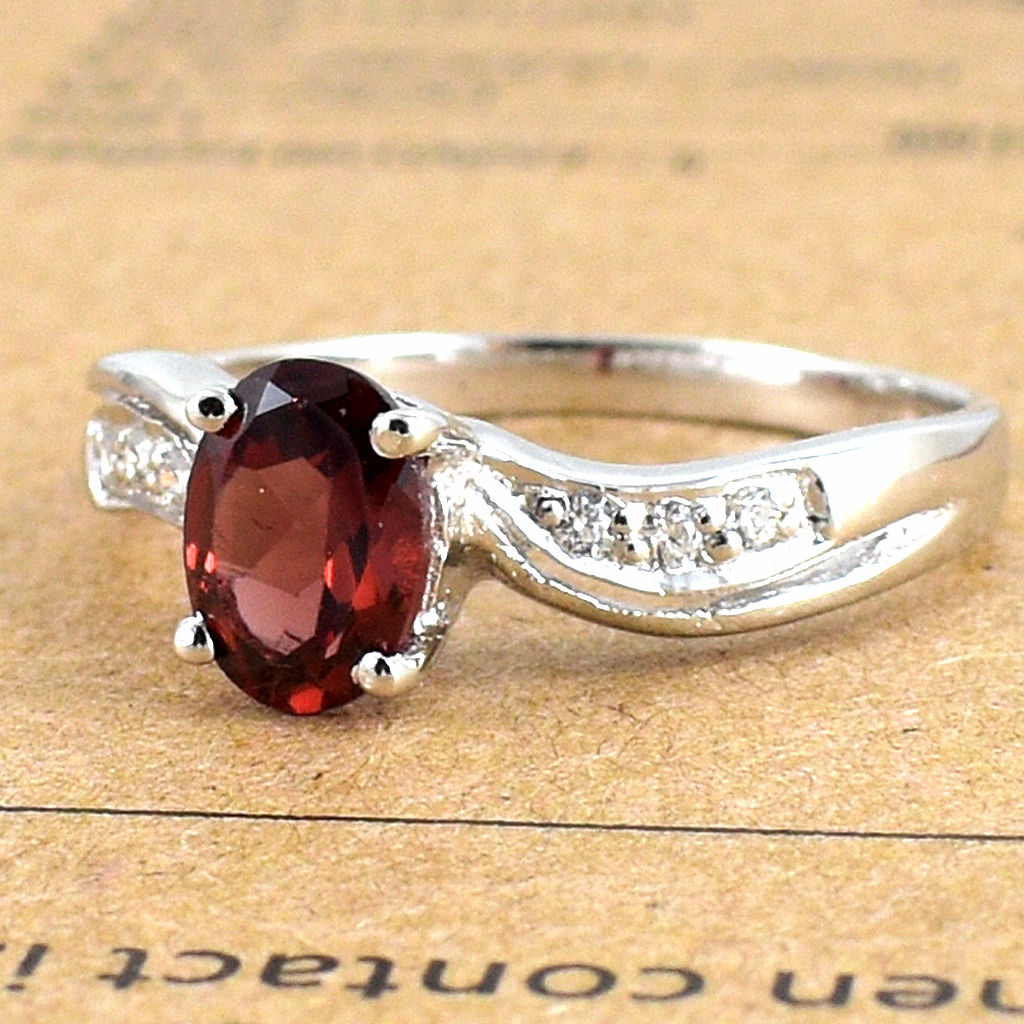 SKJewelryFactory แหวนพลอยโกเมนแท้ ขนาดพลอย 7x5 มิล ขนาดกำลังพอดีนิ้ว ไม่เล็กหรือใหญ่เกินไป ER01555-GAN