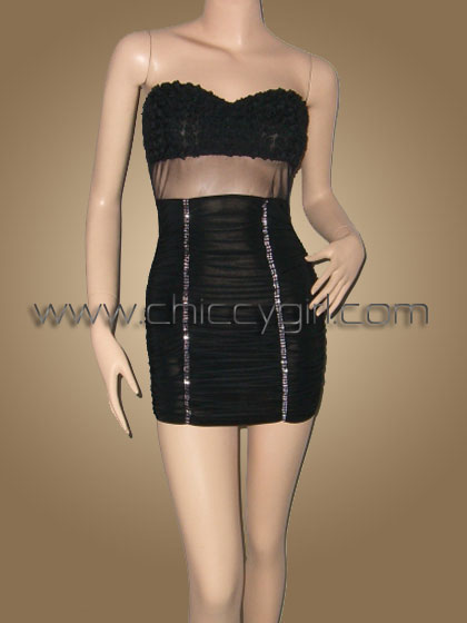 แซกราตรีสั้นเข้ารูปสีดำ อกแต่งกุหลาบเล็กๆ ใต้อกซีทรู กระโปรงแต่งถบเพชร ดูน่ารักแบบเซ็กซี่เย้ายวน