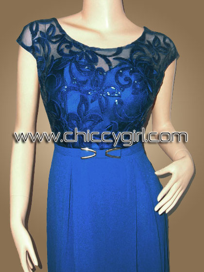 ชุดราตรียาวสีน้ำเงิน คอกลม แบบมีแขน ผ้าลูกไม้ปักคล้ายขนลายดอกไม้ ประดับเลื่อม เอวแต่งโบว์ติดโลหะสีทอง กระโปรงผ้าชีฟองพริ้ว แบบสวย สุภาพ เรียบร้อย น่ารัก หรูหราสง่างามมาก