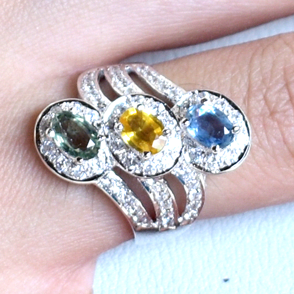 SKJewelryfactory แหวนเงินแท้ 92.5% ฝังพลอยแท้ 3 สีล้อมด้วยเพชร สไตล์หรูหราอลังการณ์ ER00646-MCG5