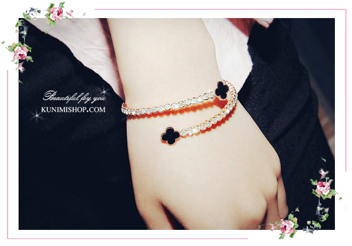   สร้อยข้อมือ สีทองชมพู           ช่วงสายกำไลประดับด้วยเพชรทั้งสาย          ตรงปลายกำไล เป็นรูปดอกไม้สีดำ          สวยแวววับ น่าใส่มากคะ                    ใส่ได้ทุกโอกาสคะ  เป็นของขวัญก็ดูดีคะ                 ขนาด :  เส้นผ่าศูนย์กลาง 5.5 cm.  