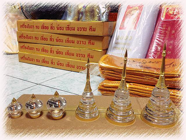 เจดีย์แก้ว 2 ชั้น เกลียวทอง