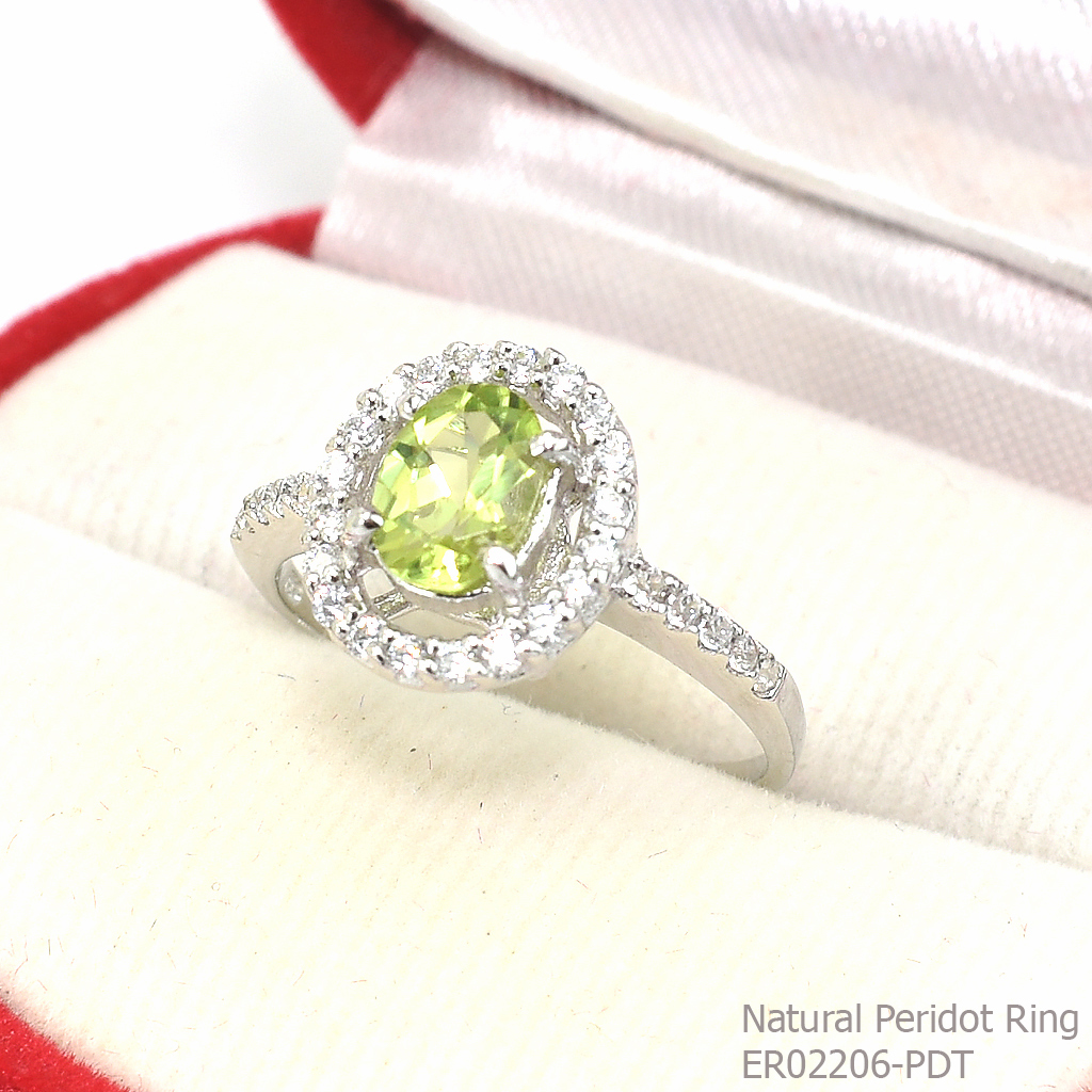 SKJewelryfactory แหวนเงินแท้ 92.5% ฝังพลอยเพอริดอทแท้ ล้อมเพชร ER02206-PDT