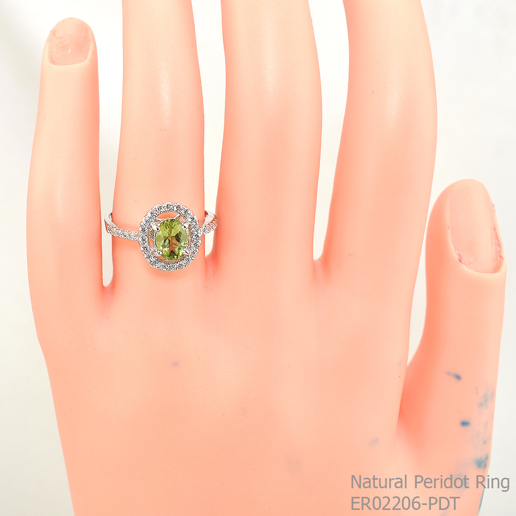 SKJewelryfactory แหวนเงินแท้ 92.5% ฝังพลอยเพอริดอทแท้ ล้อมเพชร ER02206-PDT