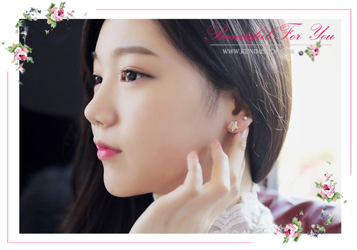 ตุ้มหู ต่างหูสีทอง ประดับด้วยเพชร สวยหรู แบบแป้นเสียบ ใส่ได้ทุกโอกาส สวยไม่ซ้ำใครคะ จะซื้อใส่เอง หรือ เป็นของขวัญ ก็ได้คะ ขนาด : ความยาว 1 cm.