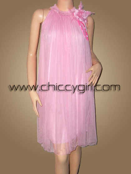 ชุดราตรีคอเต่า แต่งเอวด้วยริบบิ้นแก้ว สีชมพู ผูกโบว์ที่เอว หรือปล่อยด้านหน้าไปผูกโบว์ด้านหลังก็ได้ แบบน่ารัก