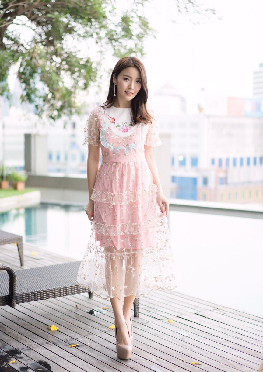 เดรสเกาหลี พร้อมส่ง เดรสงานปักลูกไม้