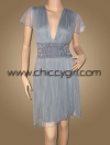 ชุดเดรสแขนสั้น คอวีลึก สีเทา แต่งแถบดอกไม้ที่เอว ใส่แล้วทรงสวยแลดูเอวเล็ก คอวีช่วยให้ดูคอไม่สั้น เอวเป็นสม๊อก
