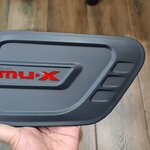 Mu-x 2021 ครอบฝาถังดำด้าน Logo แดง