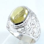 SKJewelryFactory แหวนชาย พลอยควอทซ์แท้ สีเลมอน เจียรนัยแบบหลังเบี้ย(หลังเต่า) ตัวเรือนฉลุลายใบตำลึง MR00471-LMQ