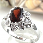 แหวนเงินแท้ 92.5% ฝังพลอยโกเมนแท้ ER01502-GAN