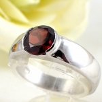 แหวนเงินแท้ 92.5% ฝังพลอยโกเมนแท้ ER01394-GAN