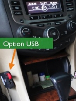 ลูกค้าฮอนด้าแอคคอร์ด ปลาวาฬ คันนี้เลือกติดกล่องไว้ตรงตำแหน่งนี้เลยครับเพราะเจ้าตัวชอบเปลี่ยน Flashdriveบ่อย