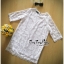 พร้อมส่ง เดรสสีขาวประดับลูกไม้ทรงปล่อยแขนศอก