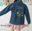 เสื้อเกาหลี พร้อมส่ง แจ๊คเก็ตยีนส์ ปักดอกไม้