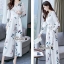 เสื้อผ้าเกาหลี พร้อมส่ง จั้มสูท สีขาว ลายดอกไม้